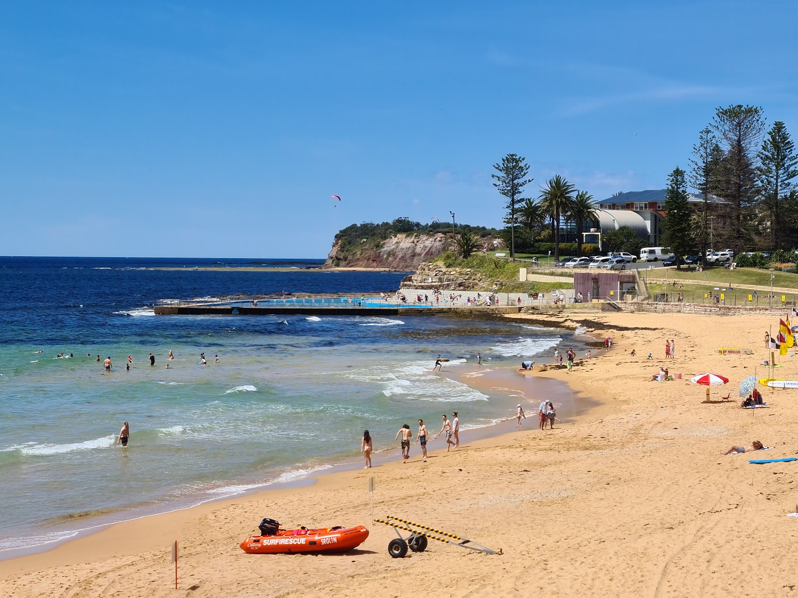 Photo de Collaroy Beach avec rivage droit, long