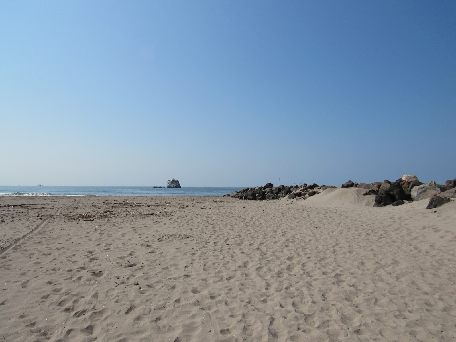Rey beach的照片 带有明亮的细沙表面