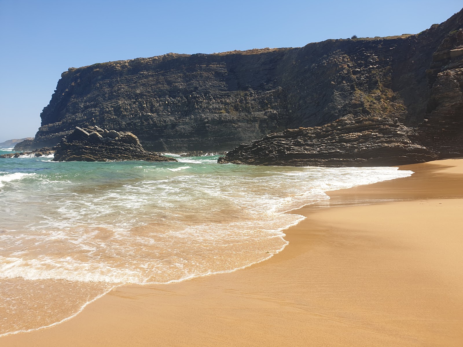 Cavaleiro Beach的照片 带有碧绿色纯水表面