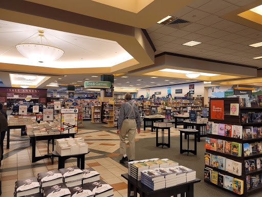 Book Store «Barnes & Noble», reviews and photos, 765 NJ-17, Paramus, NJ 07652, USA