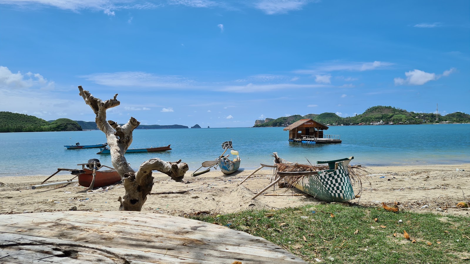 Foto von Batu Berang Beach umgeben von Bergen