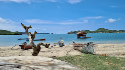 Photo de Batu Berang Beach entouré de montagnes