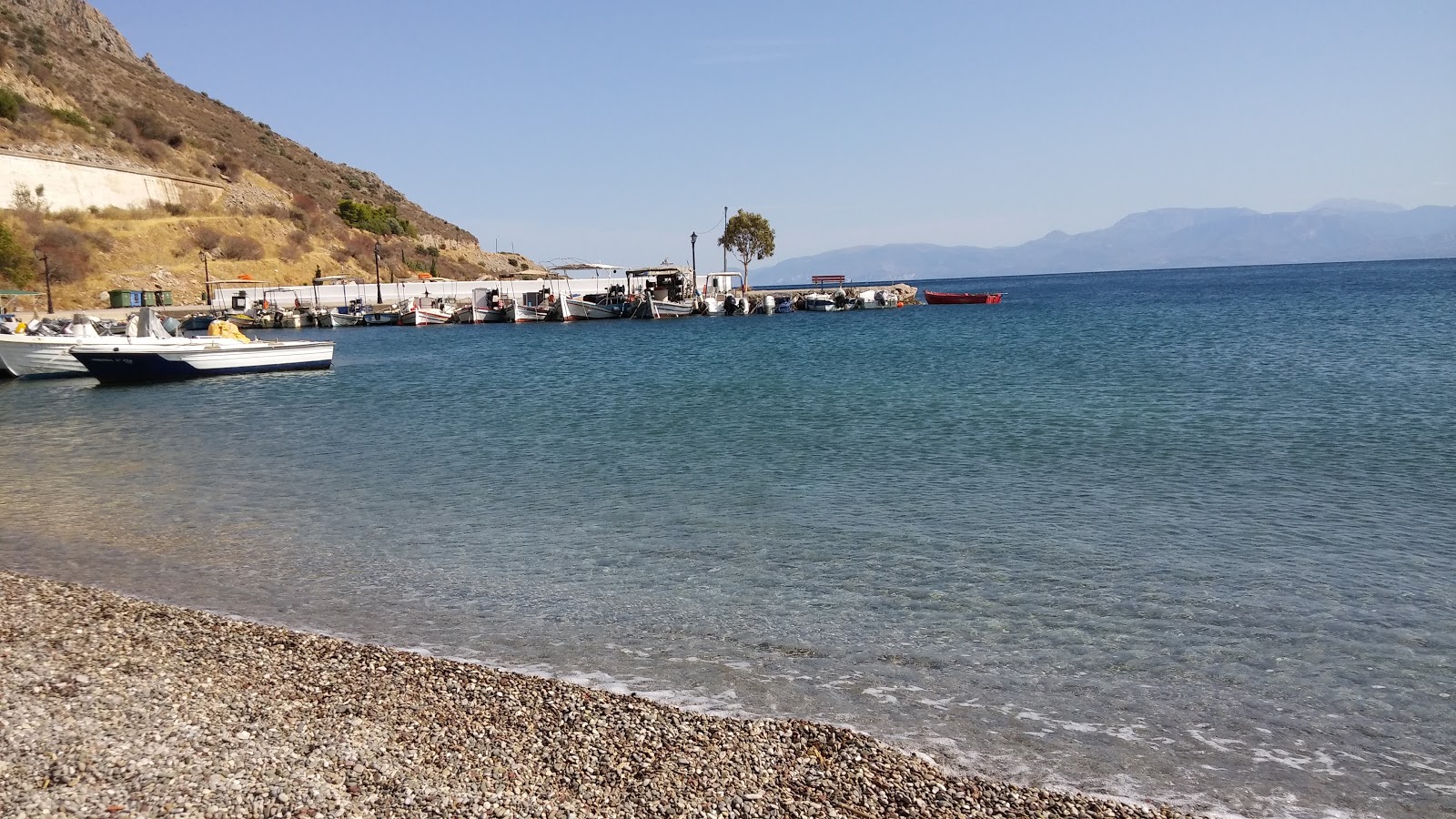 Valokuva Agios Panton beachista. sisältäen tilava lahti
