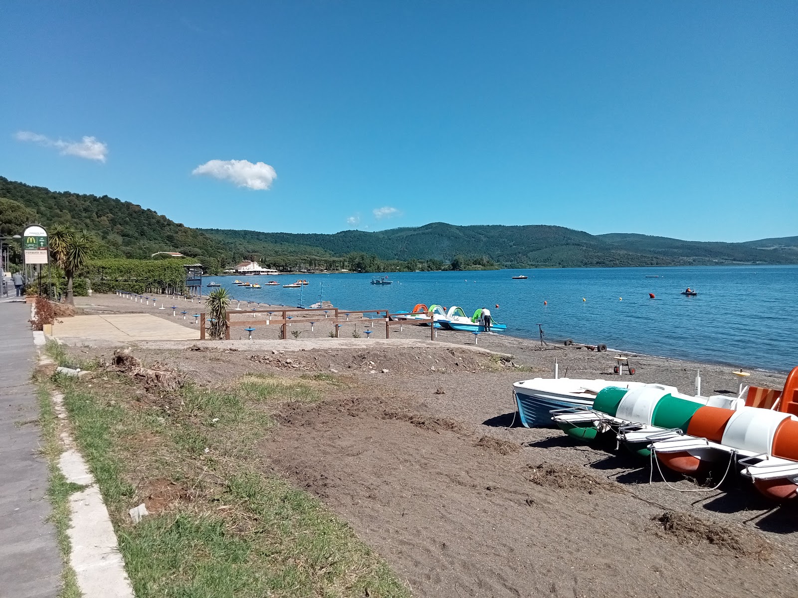 Foto von Spiaggia de Lungolago von Klippen umgeben