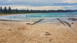 Foto de Cookies Beach rodeado por montanhas