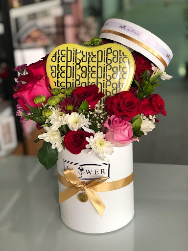 بائعة الورد 