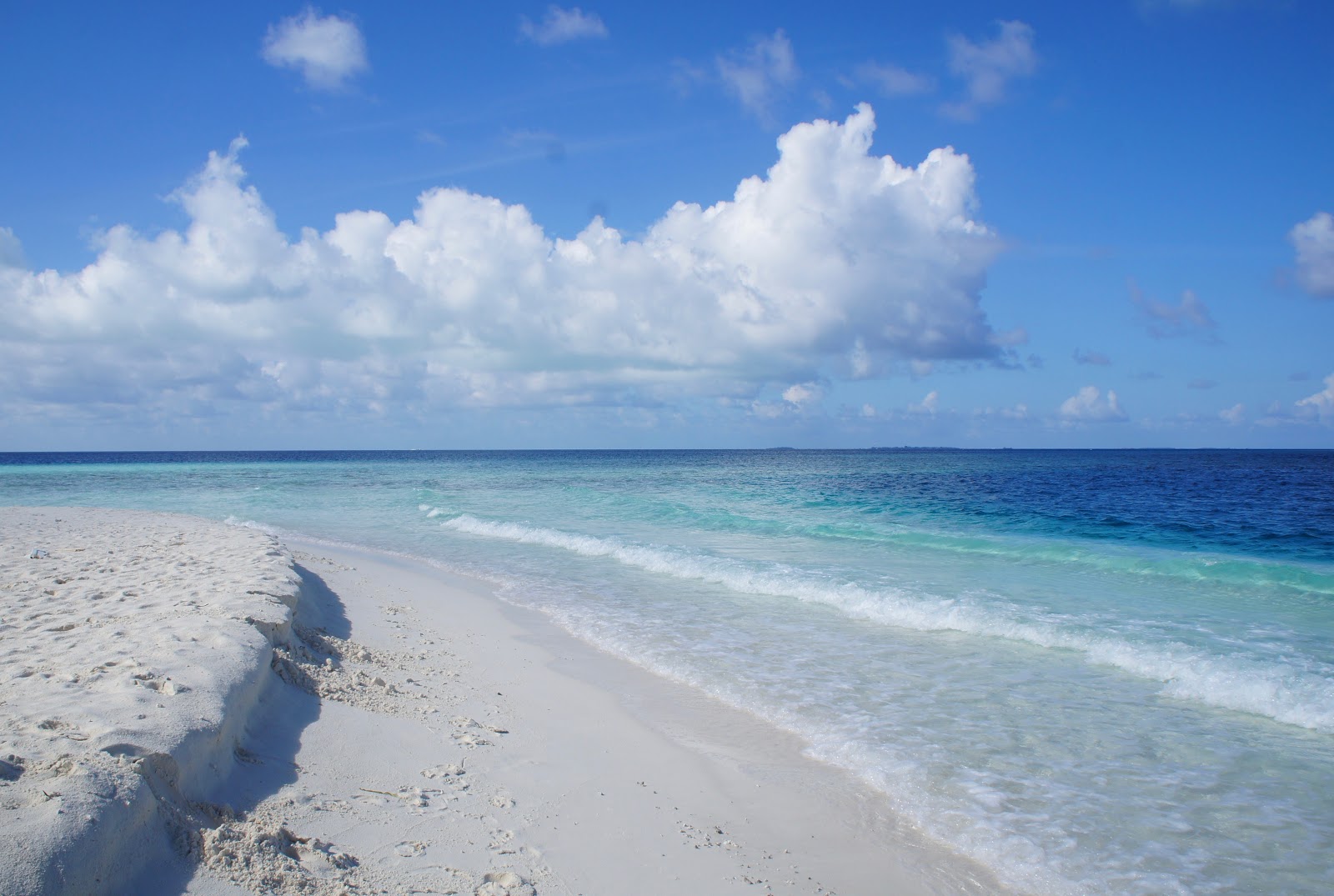 Foto von Asdhoo Sandbank mit weißer sand Oberfläche