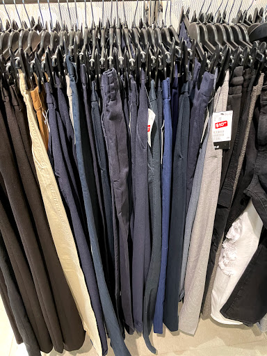 Clothing Store «H&M», reviews and photos, 37 Aquarium Way, Long Beach, CA 90802, USA