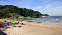 Foto di Spiaggia di Guaiuba sorretto da scogliere