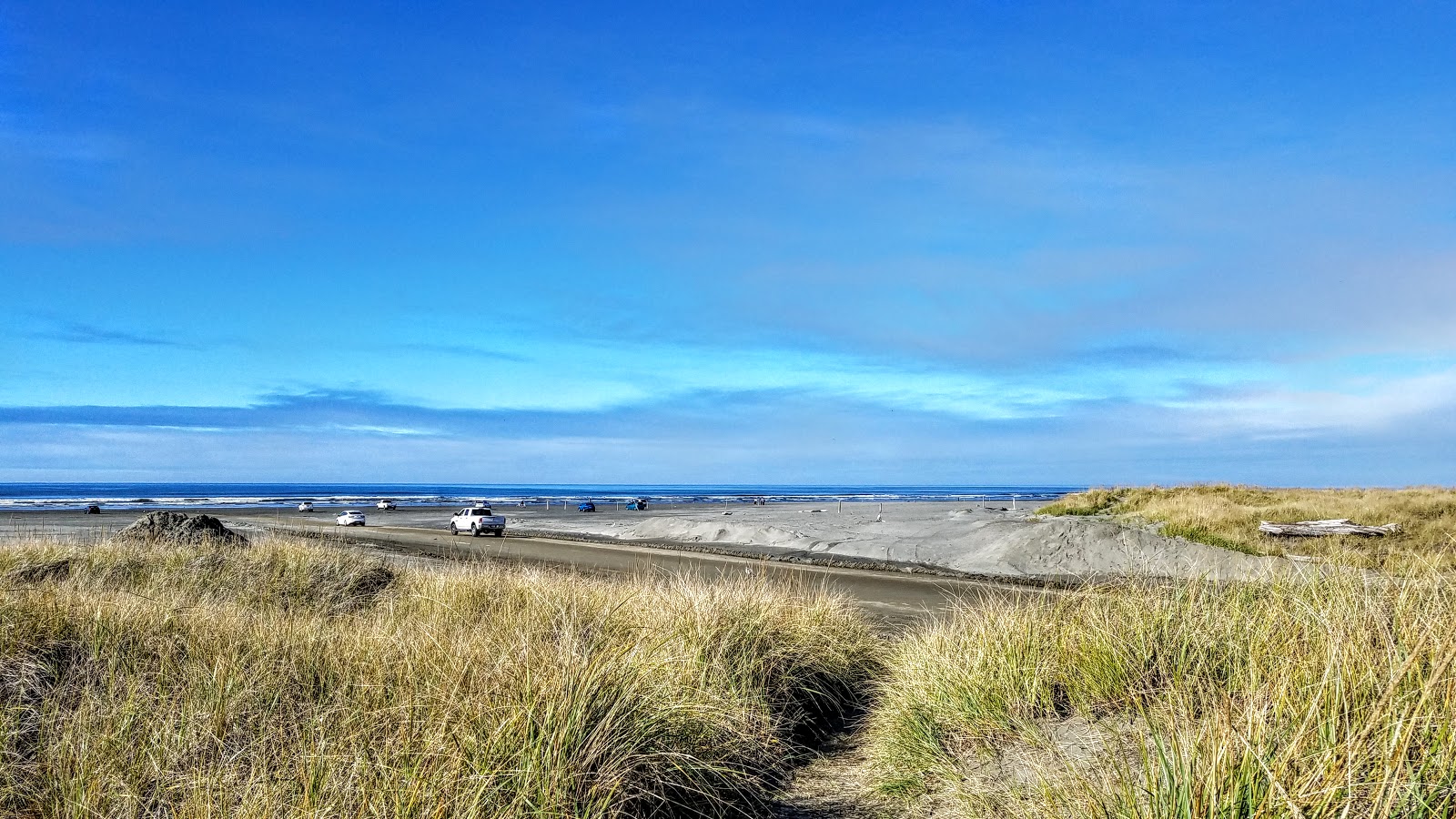 Ocean Shores Beach的照片 带有碧绿色纯水表面