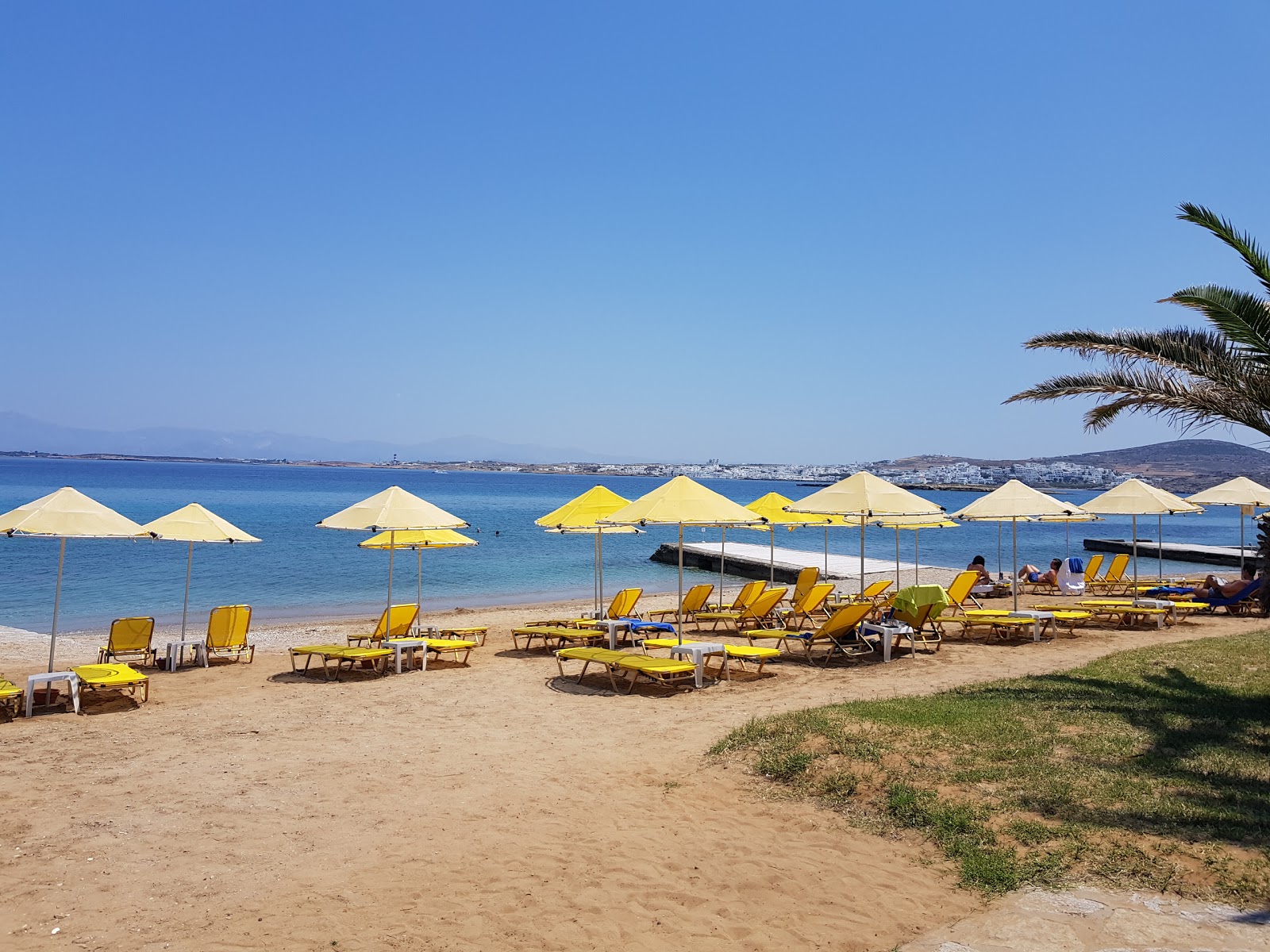 Foto di Spiaggia di Porto Paros con una superficie del sabbia beige fine