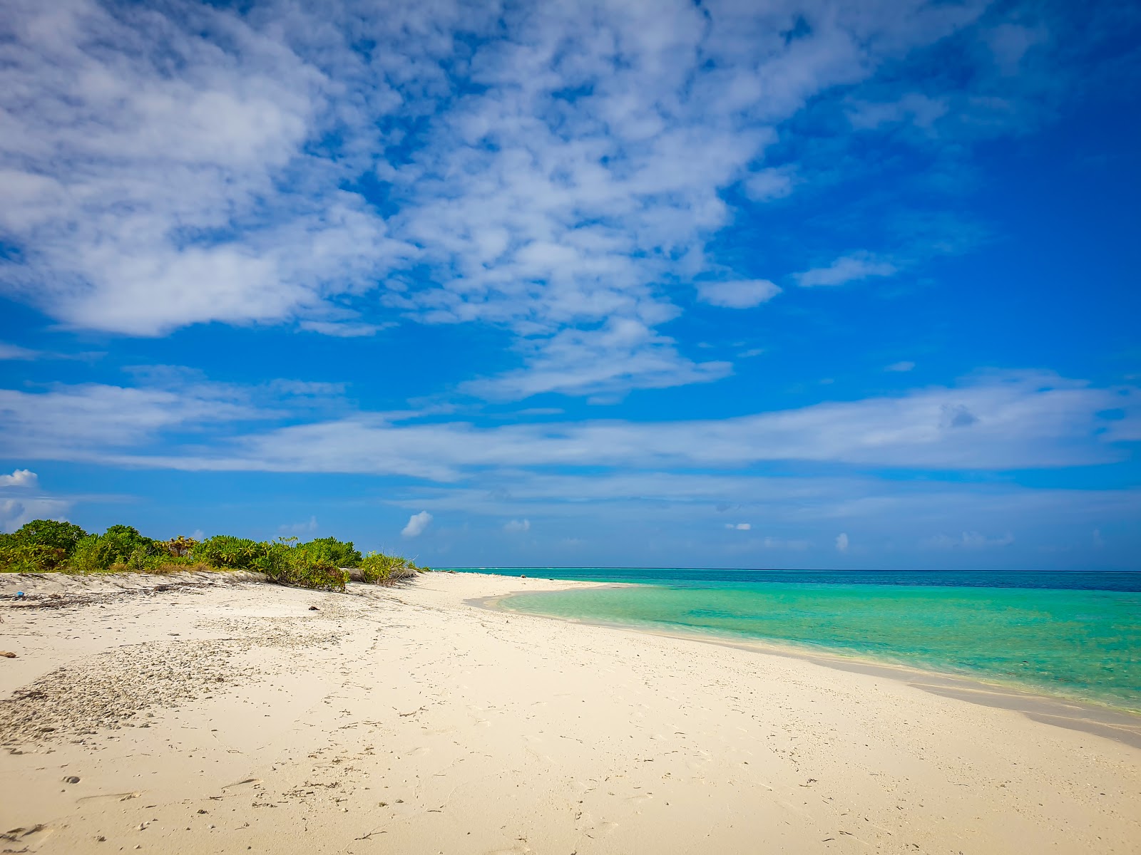 Foto de Lhossalafushi Island Beach con agua cristalina superficie