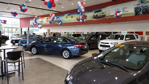 Car Dealer «Classic Toyota», reviews and photos, 515 N Green Bay Rd, Waukegan, IL 60085, USA