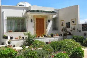 Maison d'Hôtes Dar Boumakhlouf, style d architecture mauresque, 3chambres décorées d artisanat locale, table d hôtes dans la pure tradition culinaire keffoise et Tunisienne image