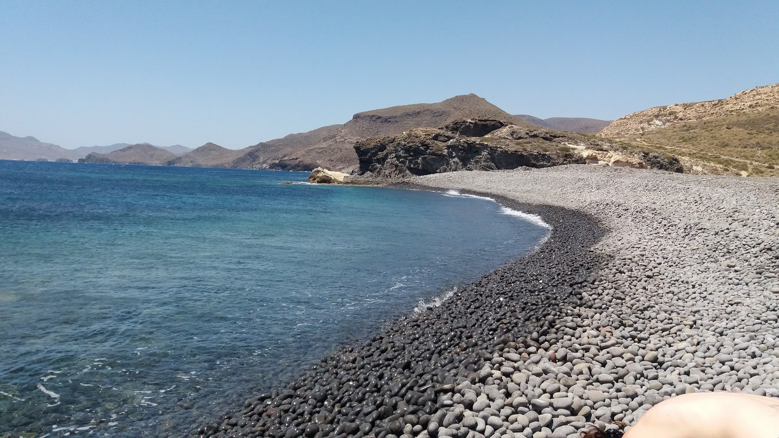 Foto von Cala del Carnaje mit graue kiesel Oberfläche