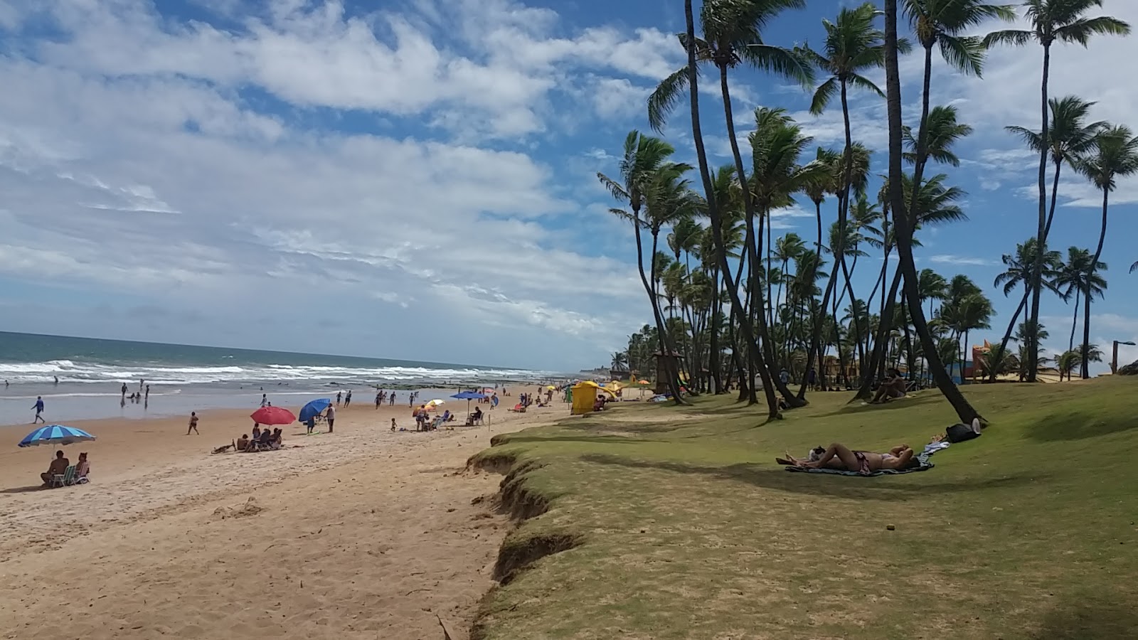 Foto di Praia de Villas do Atlantico con una superficie del sabbia beige
