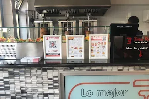Tres Reyes Doner Kebab Pizzeria Venta De Baños image