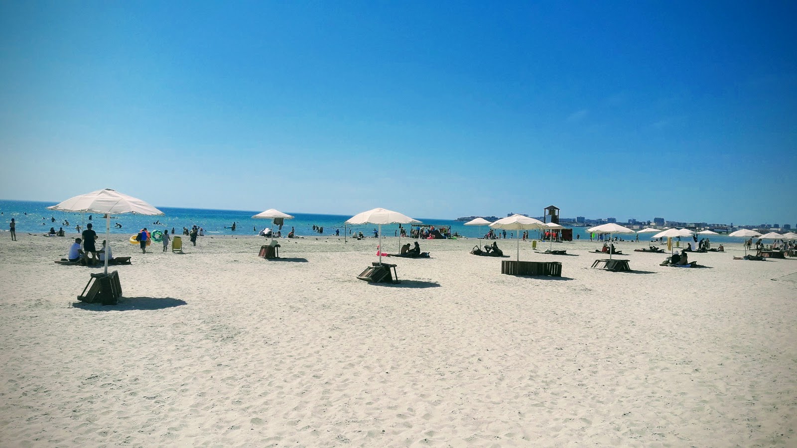 Fotografija Dostar Beach z svetel pesek površino