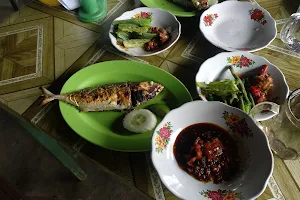 Makan Khas Melayu. Ikan Bakar, Sup image
