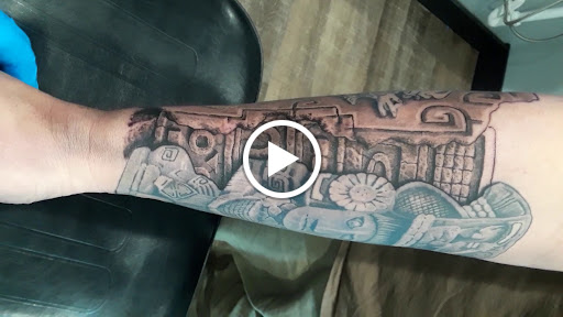 Find are hand tattoos a bad idea for your next unique tattoo in Hamburg at New Horizon Tattoo