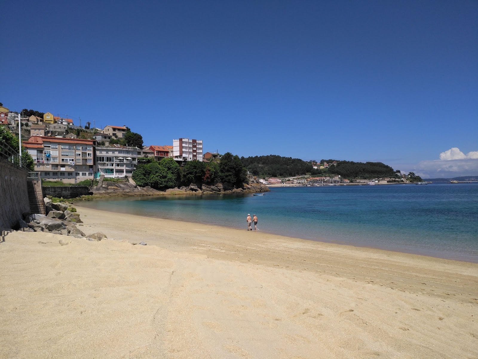 Foto di Praia de Bueu con una superficie del sabbia beige