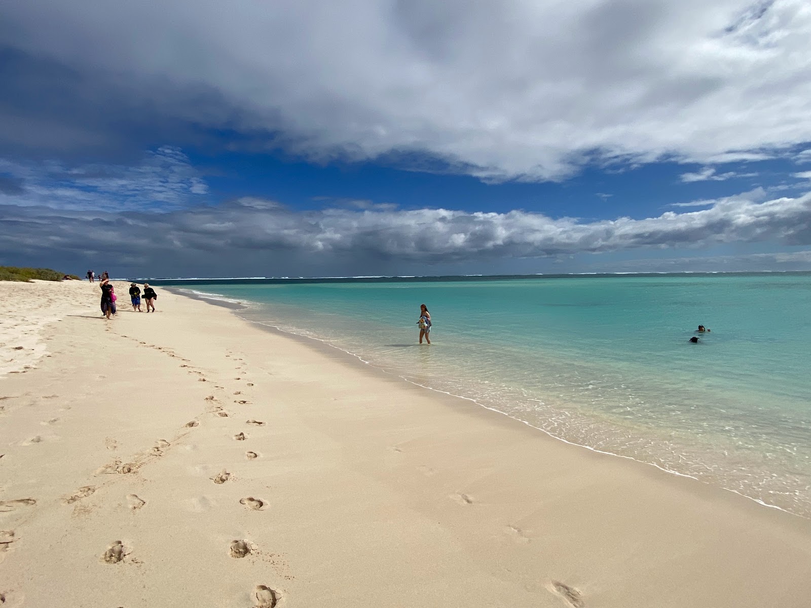 Foto von Turquoise Bay mit langer gerader strand