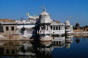 Laxman Mandir and lake image