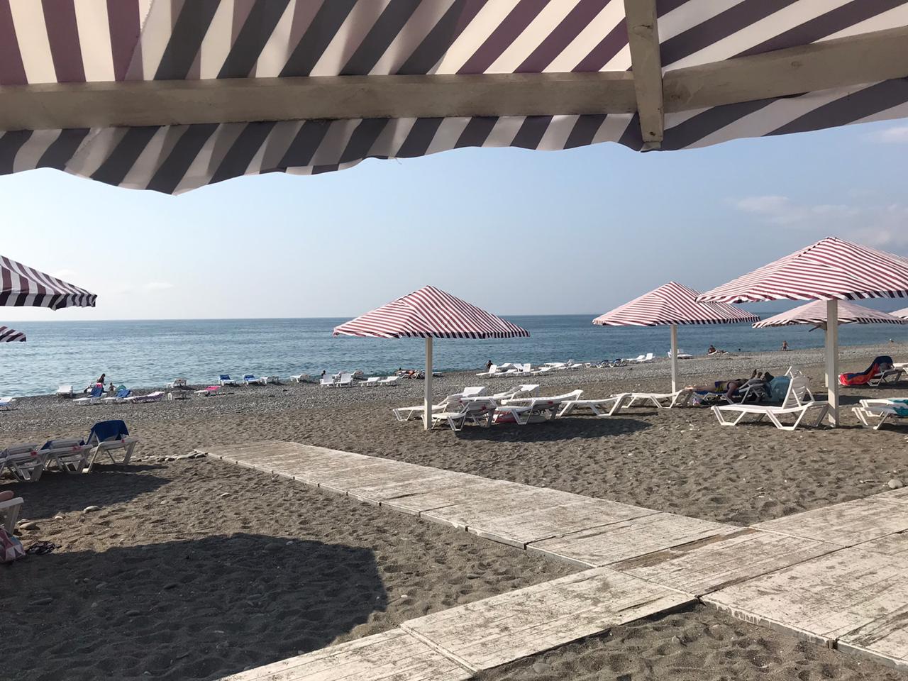 Photo de Alahadsi beach avec l'eau turquoise de surface