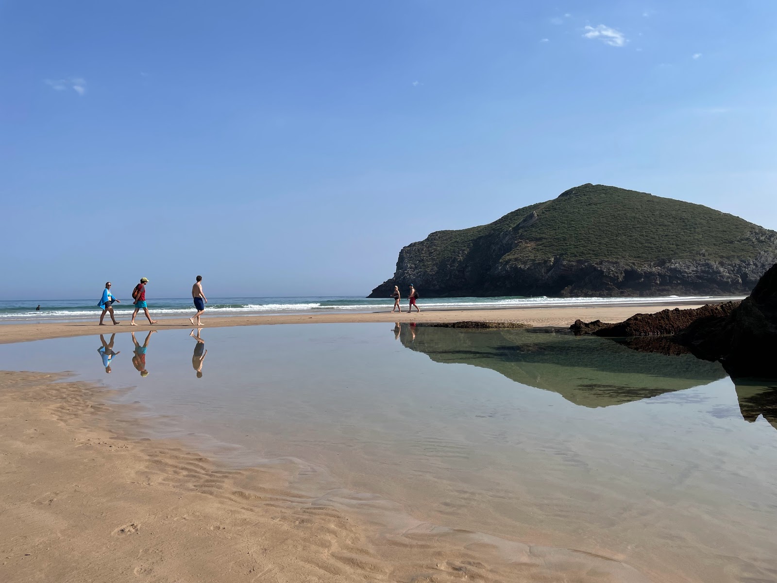 Fotografija Playa San Martin obkrožen z gorami