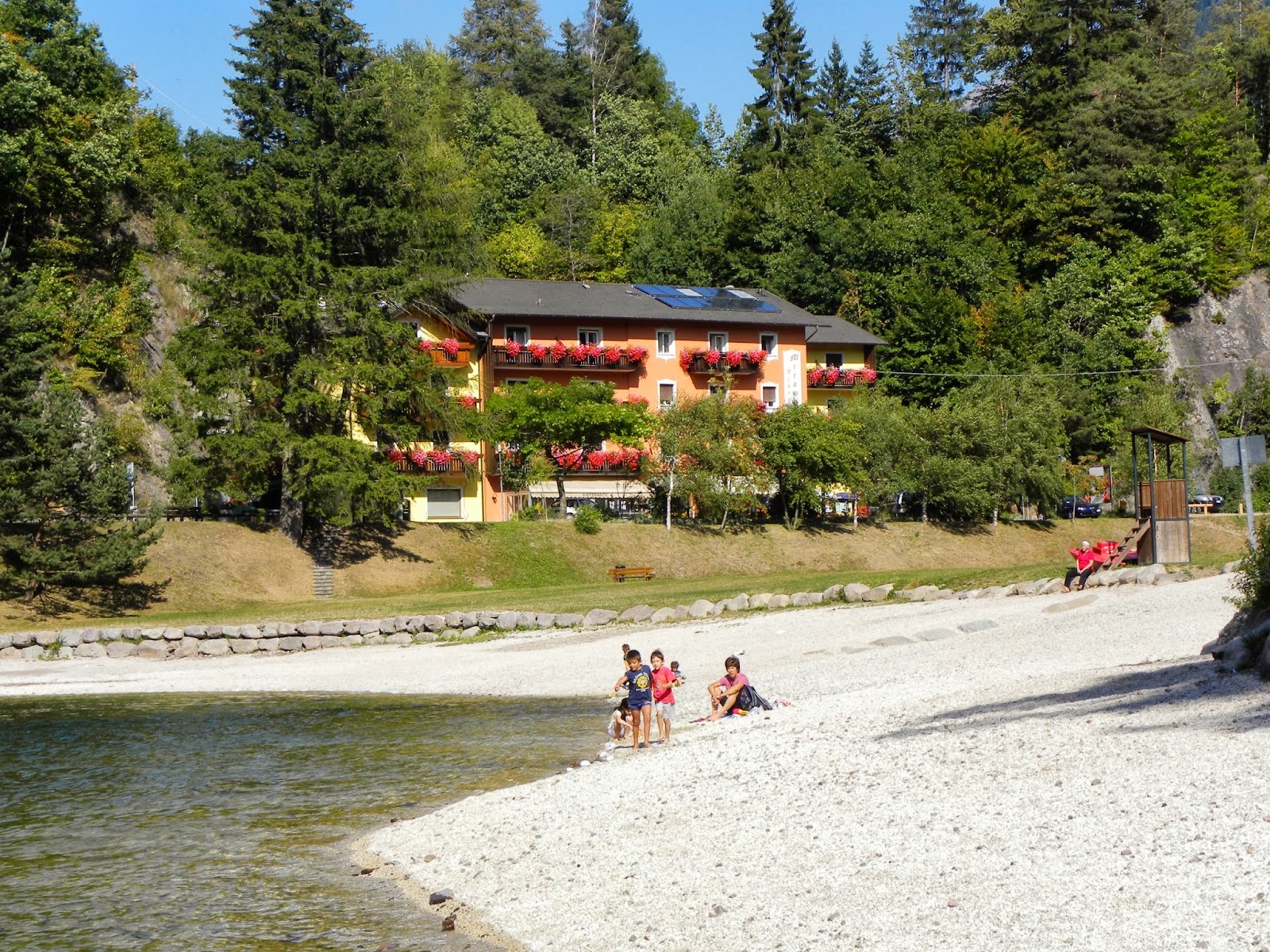 Foto de Spiaggia Lago delle Piazze - recomendado para viajantes em família com crianças