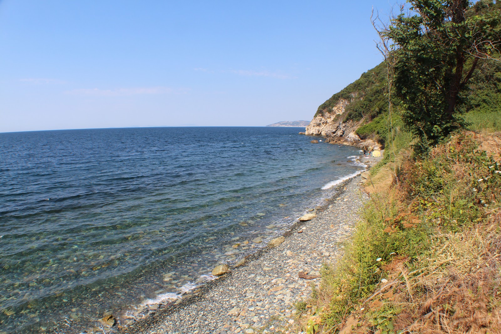 Φωτογραφία του Deniz beach με γκρίζο βότσαλο επιφάνεια