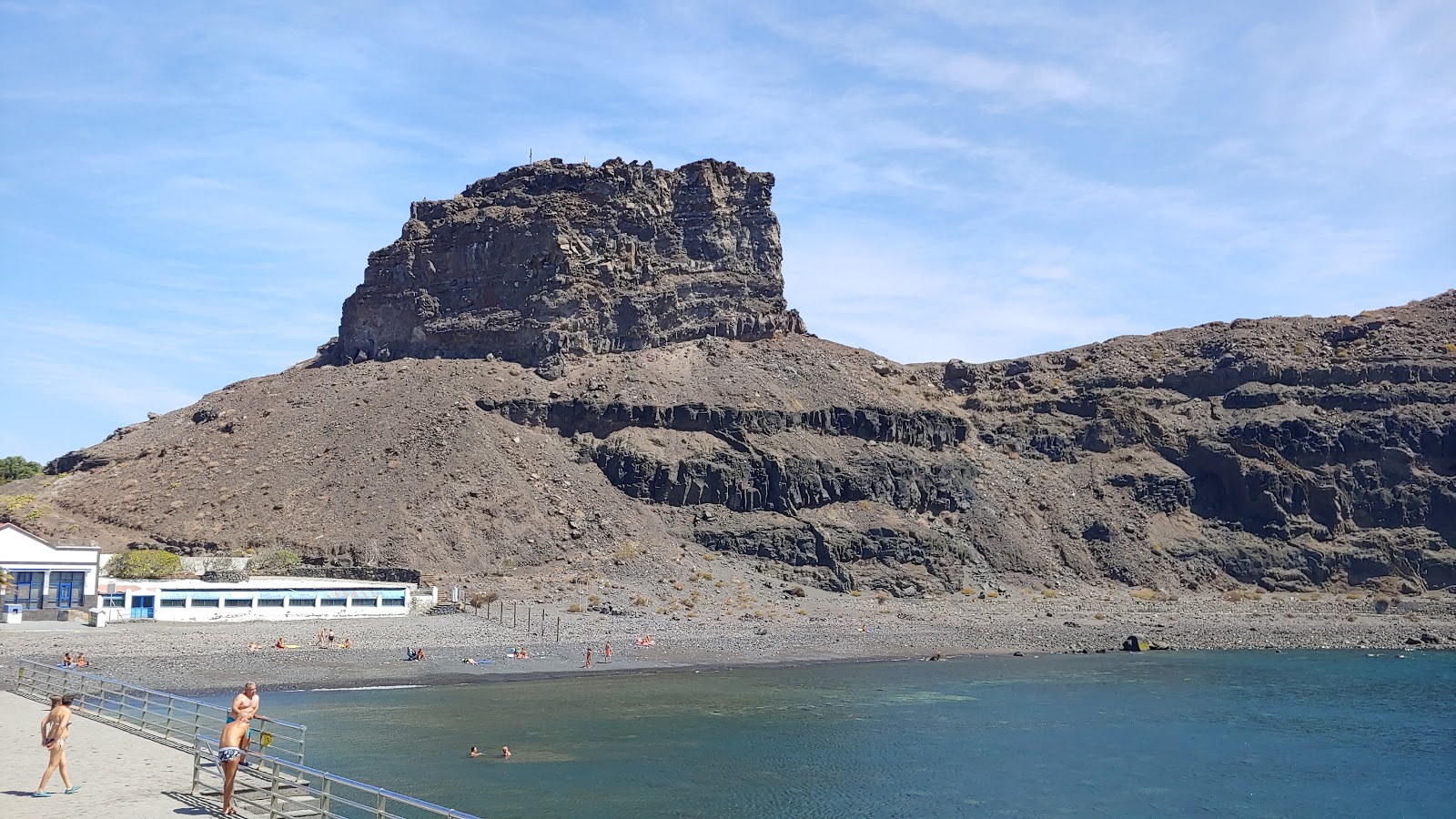 Foto di Playa de las Nieves con una superficie del acqua blu