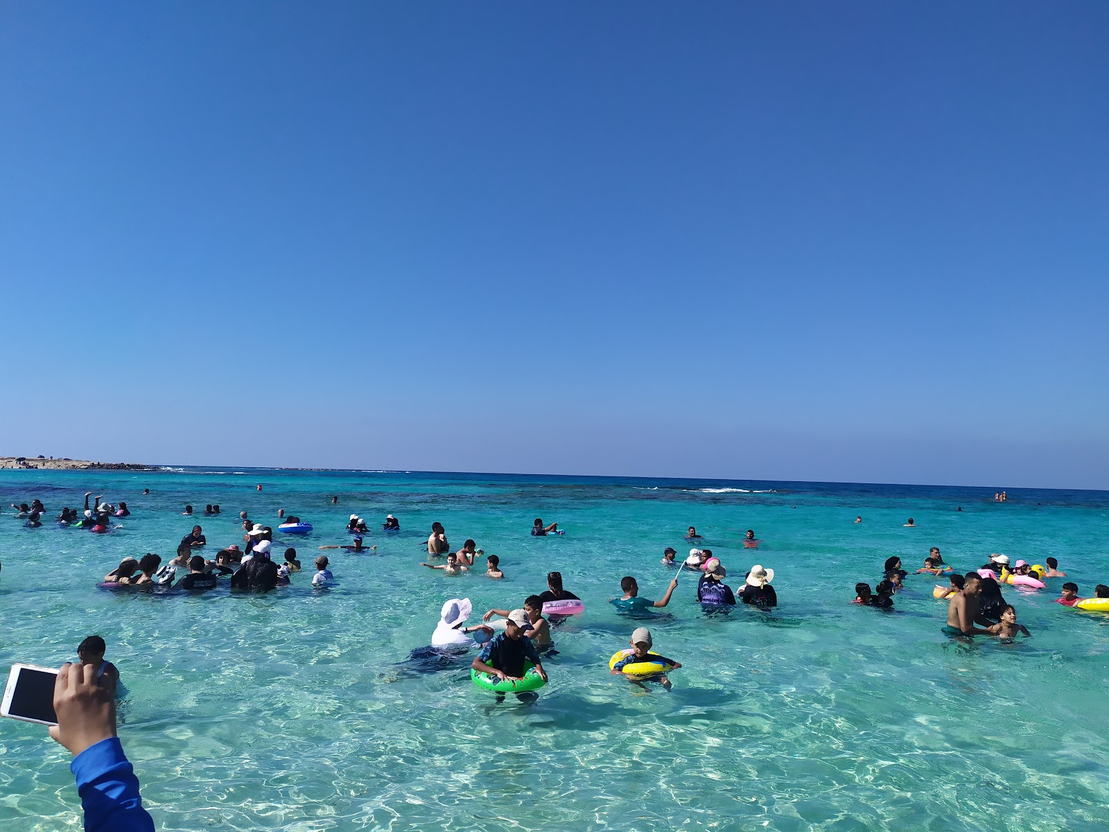 Φωτογραφία του Minaa Alhasheesh beach και η εγκατάσταση