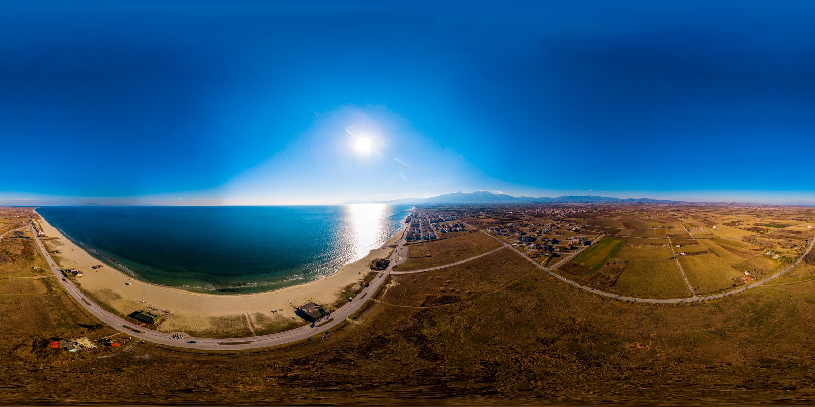 Valokuva Paralia Kolimvisisista. sisältäen suora ranta