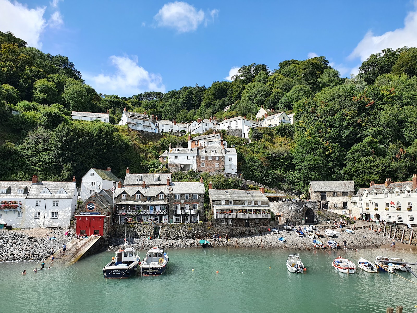 Clovelly plajı'in fotoğrafı turkuaz saf su yüzey ile