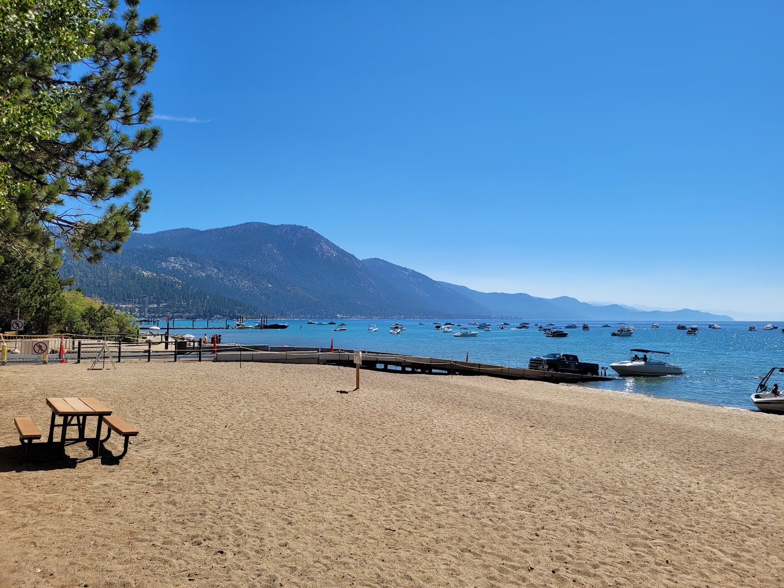 Foto av Incline Beach med lång rak strand