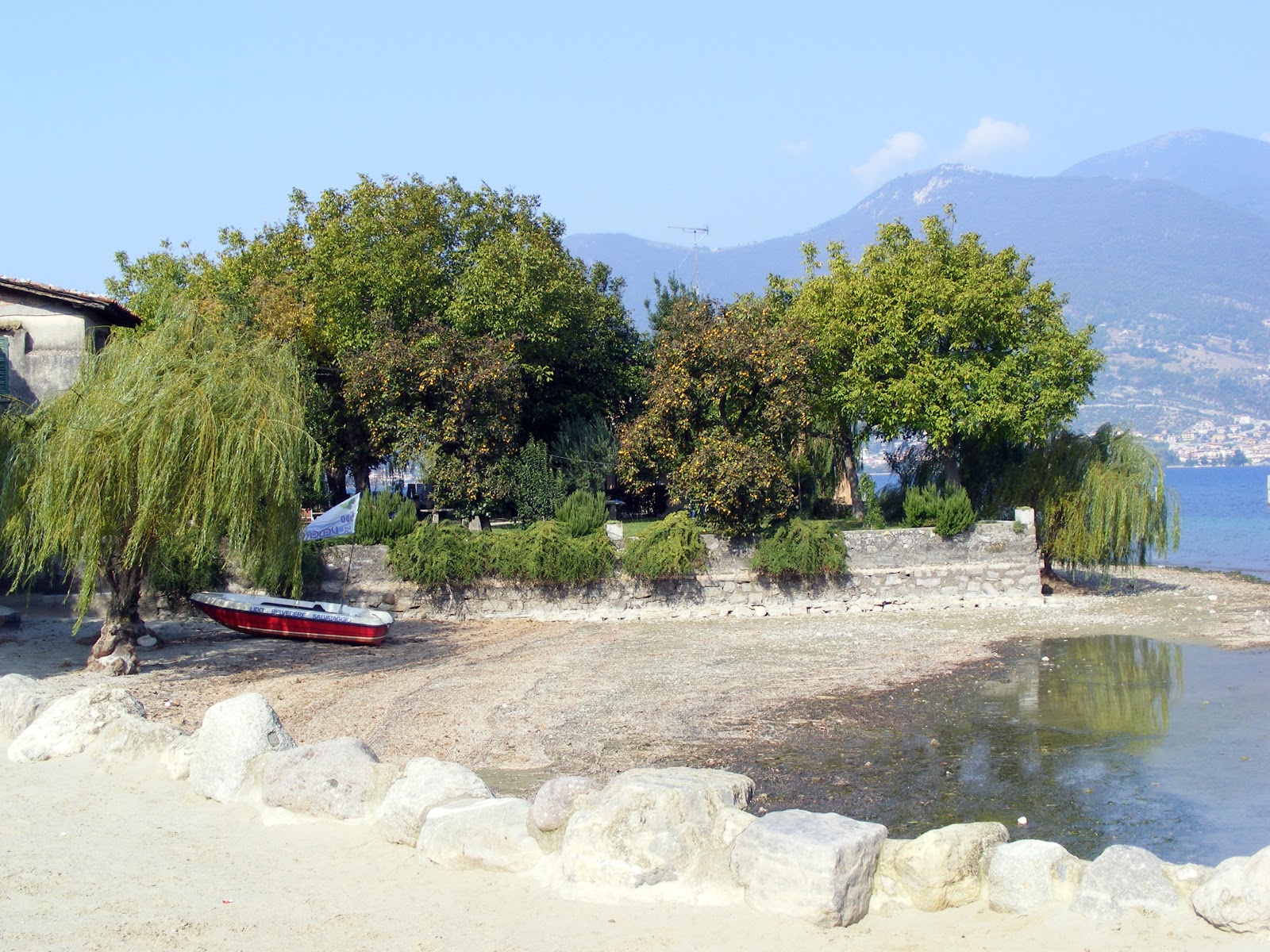 Foto von Spiaggetta Via Dei Mille von Klippen umgeben