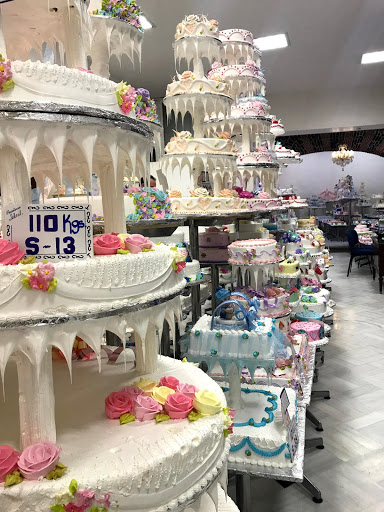 Birthday cakes in Mexico City