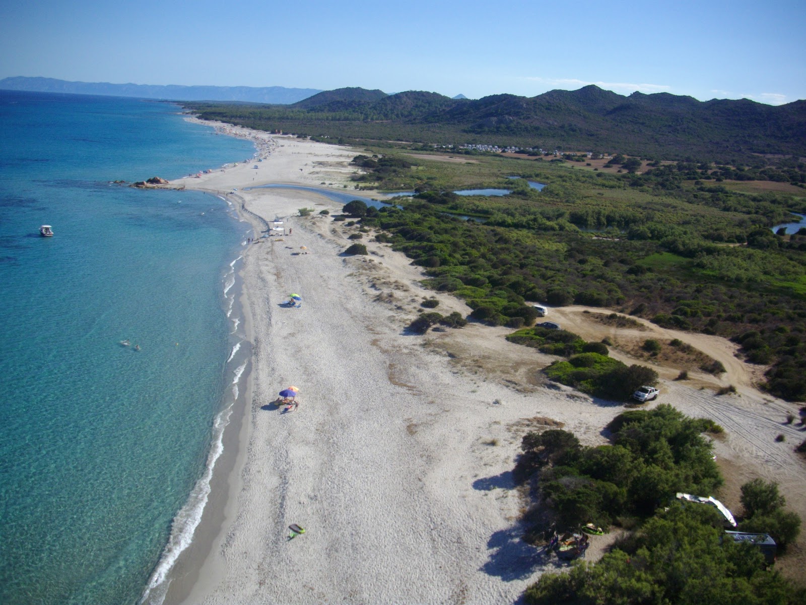 Sa Mandra 'e Pische'in fotoğrafı parlak kum yüzey ile