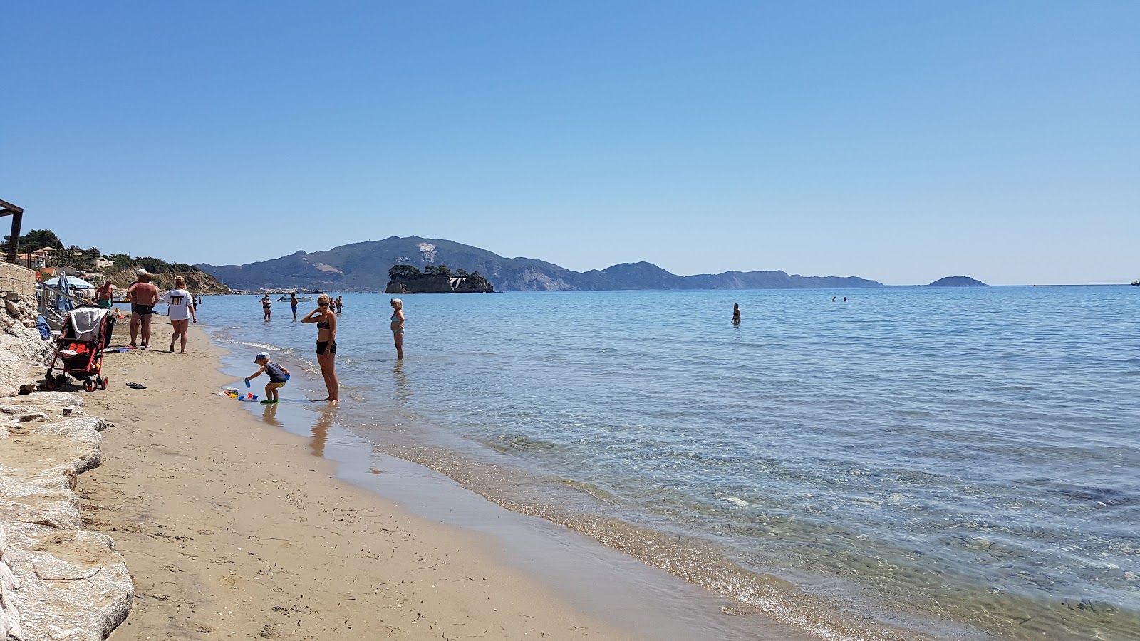 Agios Sostis beach的照片 带有明亮的沙子表面