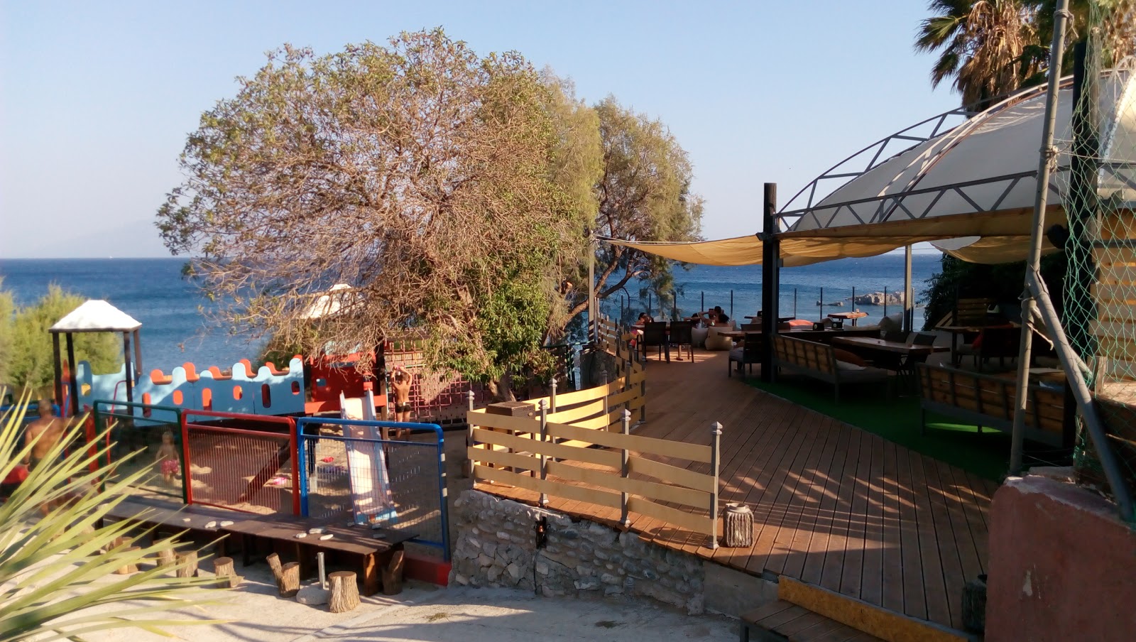 Foto de Agios Fokas Beach - lugar popular entre os apreciadores de relaxamento