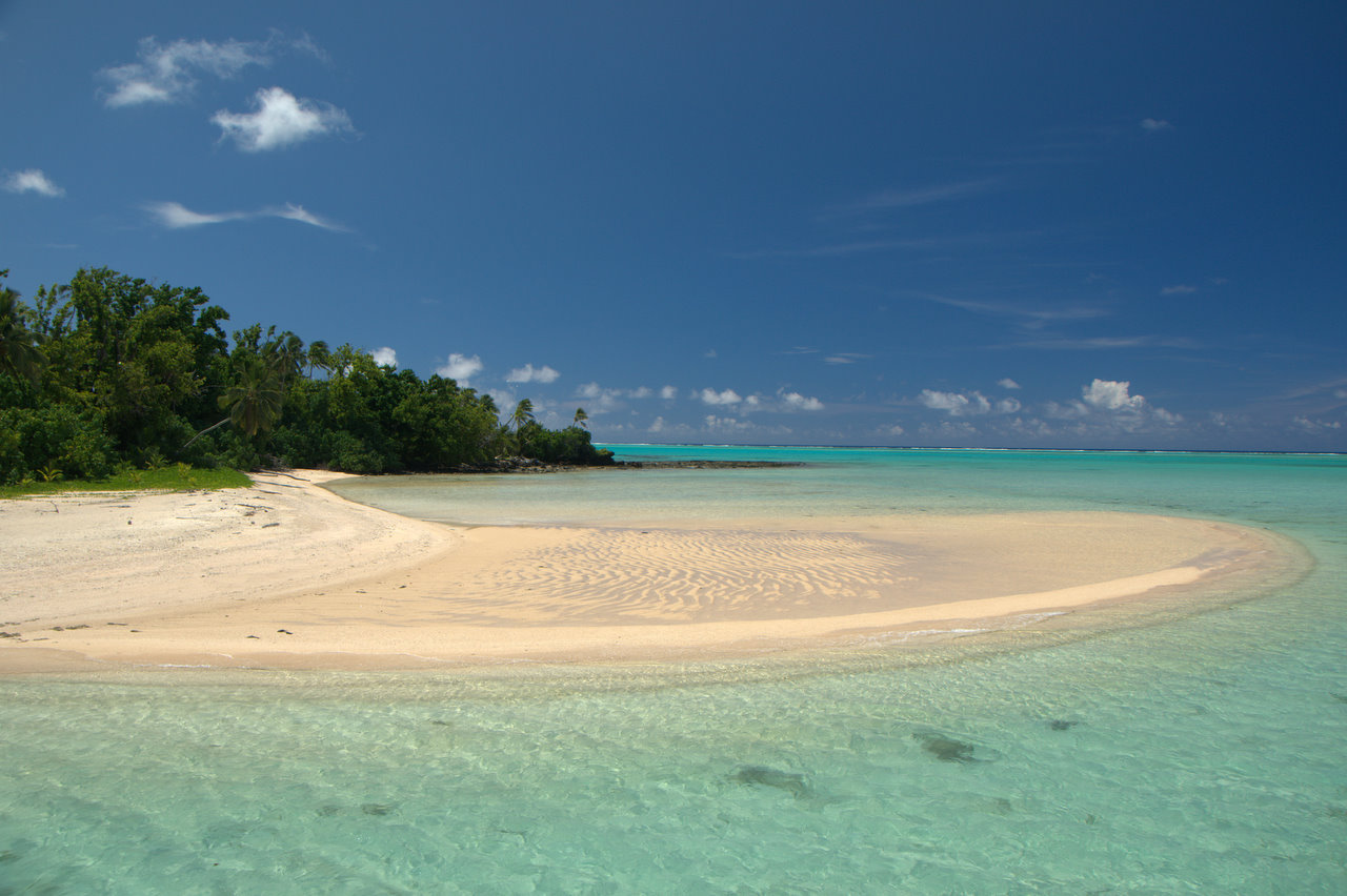 Foto di Moturakau Beach con una superficie del sabbia luminosa