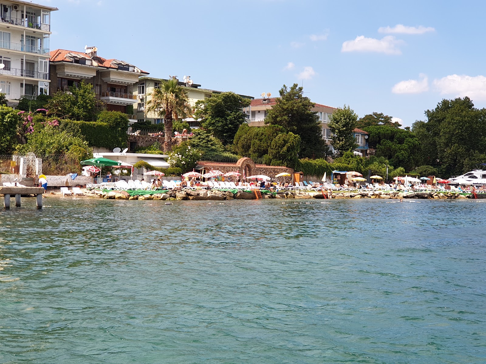 Burgazada Halk Plaji'in fotoğrafı imkanlar alanı