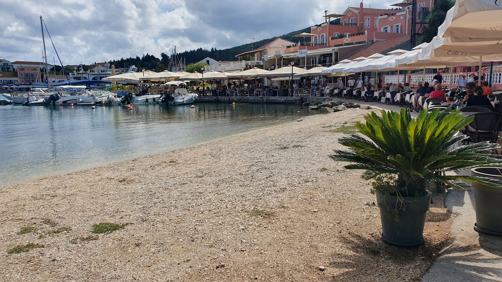 Foto van Fiskardo beach met gemiddeld niveau van netheid