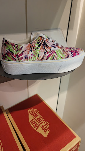 Shoe Store «DSW Designer Shoe Warehouse», reviews and photos, 23171 W Outer Dr, Allen Park, MI 48101, USA