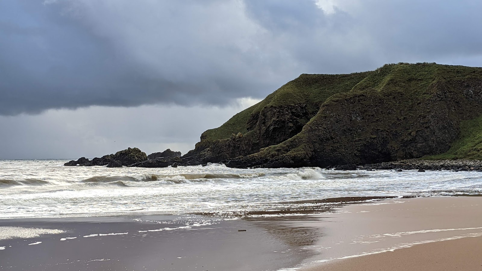 Photo of Hackley Bay Beach surrounded by mountains