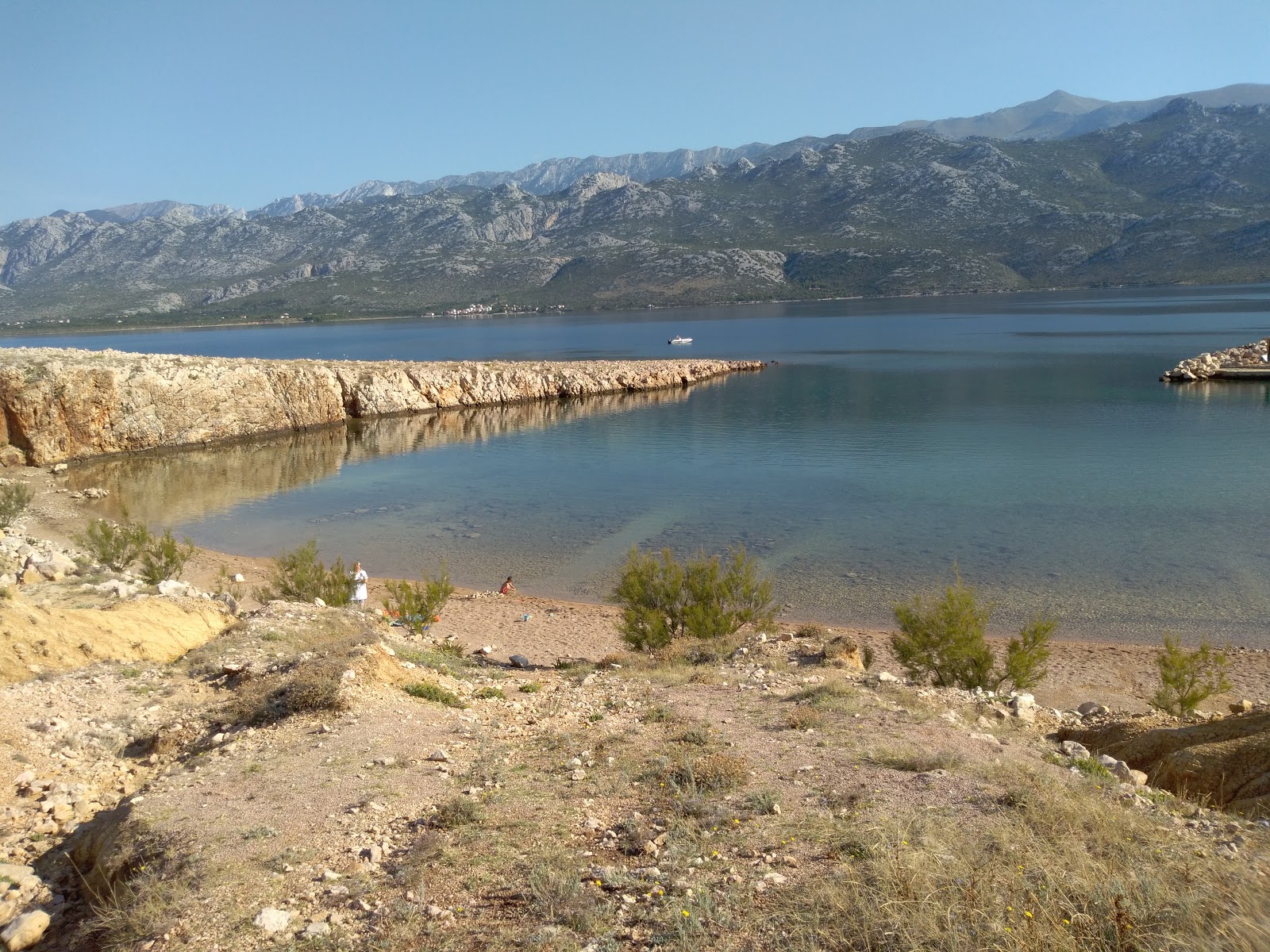 Fotografie cu Divojacka beach cu o suprafață de nisip beige și pietricele