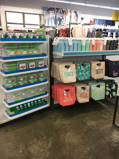 Clothing Store «Old Navy», reviews and photos, 3131 E Main St, Mohegan Lake, NY 10547, USA