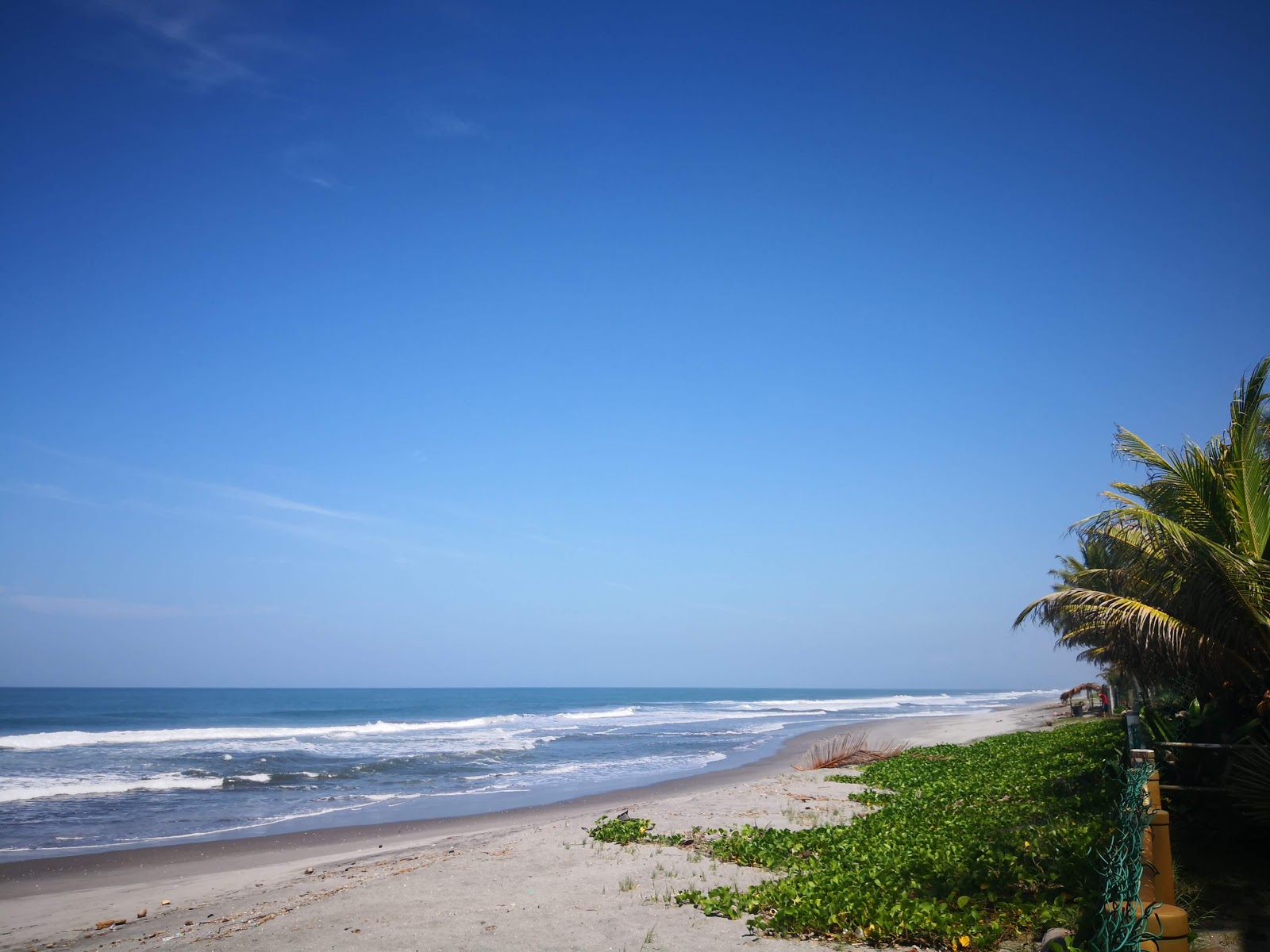 Valokuva Amatecampo beachista. pinnalla sininen puhdas vesi:n kanssa