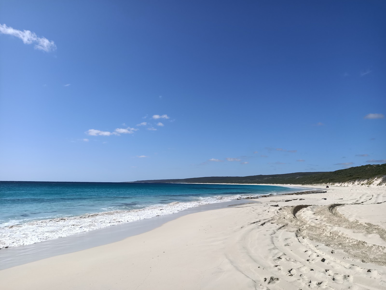 Fotografija Neretlis Beach z svetel pesek površino